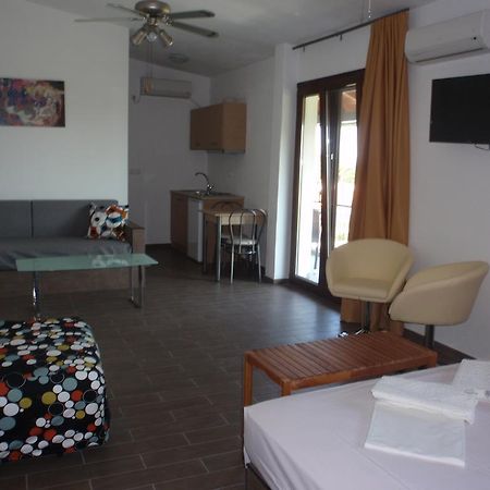 Petrouda'S Apartments Samothraki Bagian luar foto